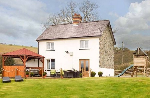 Llandrindod Wells House | Bwthyn Dulas - Three Bedroom House, Sleeps 6