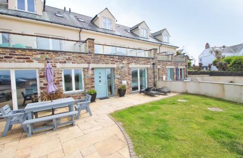 Treyarnon House | BY THE BEACH, spacious apartment