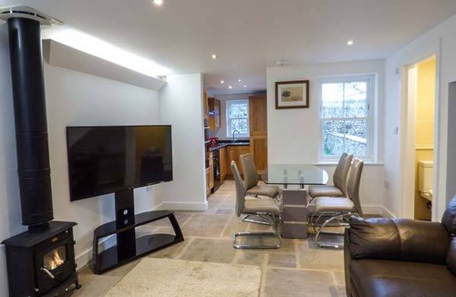 Blackwell in the Peak Cottage | Cabin ∙ 2 bedrooms ∙ 4 guests