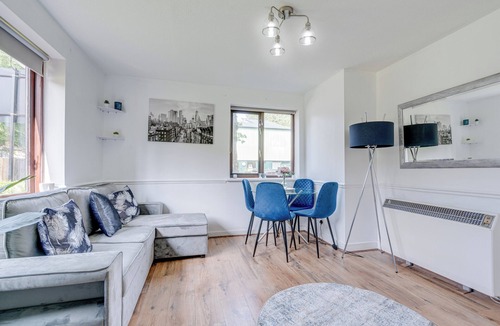 Rotherhithe Apartment | Canada Water 2-bed Flat, Sleeps 6 Central London