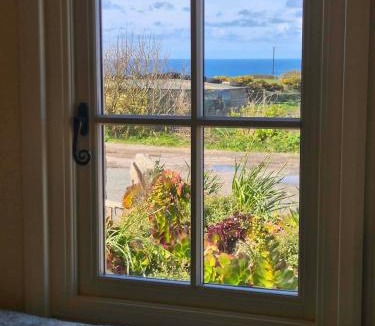 St Just Apartment | Cape Cornwall Shepherds hut with vast sea views