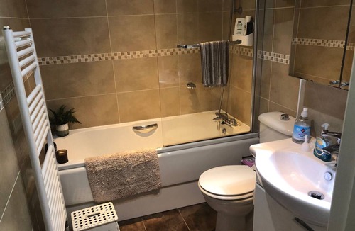 Copthorne Apartment | Captivating Apartment Near Gatwick