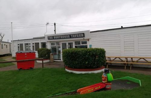 Heacham House | Caravan - Sleeps 8 - Decking - Pets Ok - Parking