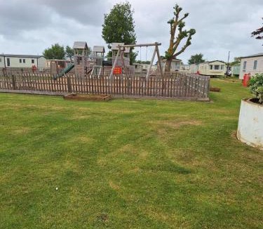 Heacham House | Caravan - Sleeps 8 - Decking - Pets Ok - Parking