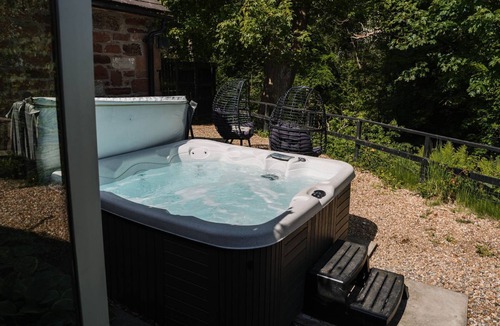 Carlisle Cottage | CARWINLEY MILL HOUSE COTTAGE, pet friendly, with hot tub in Longtown