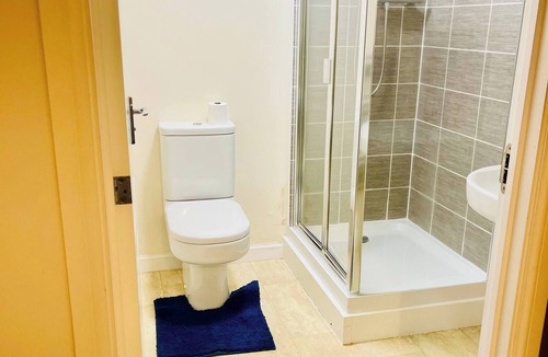 Wolverhampton Apartment | Casa Centro 2Bed Apartment Free Parking, Fast WiFi & Netflix