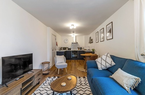 Cheltenham Apartment | Central 1BD Free Underground Parking