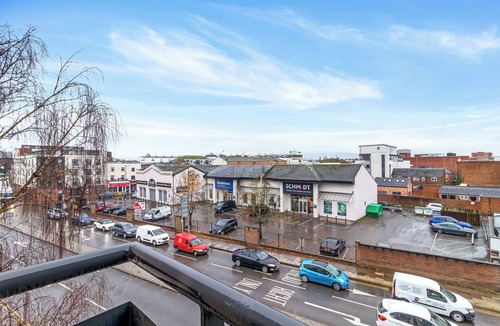 Cheltenham Apartment | Central 1BD Free Underground Parking