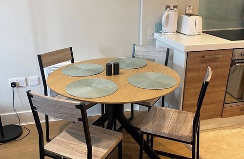 Epsom Apartment | Central 1BR Flat for up to 4 - Lift Access