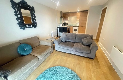 Epsom Apartment | Central 1BR Flat for up to 4 - Lift Access
