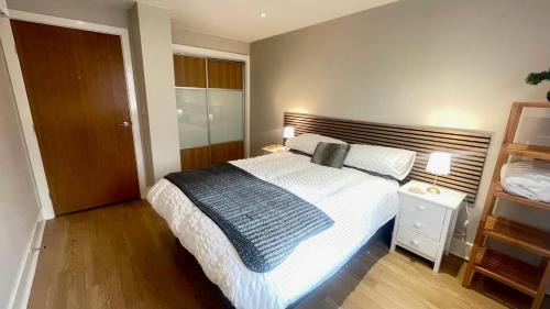 Epsom Apartment | Central 1BR Flat for up to 4 - Lift Access
