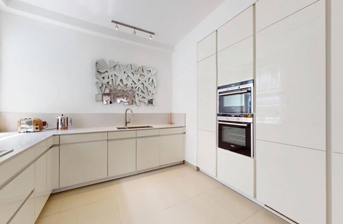 Royal Borough of Kensington and Chelsea Apartment | Central 2BR Home Steps to Kensington Palace & Hyde park