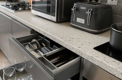 RopeWalks Apartment | Central Apt Sleeps 8 | Bars, Restaurants & Parking