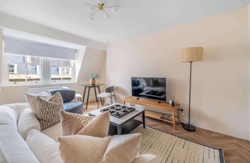 Bath Apartment | Central Bath – Walk to Baths & Station - VAT Q