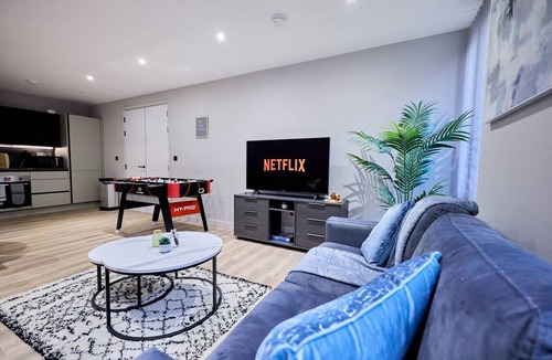 Birmingham City Centre Apartment | Central Birmingham Getaway: Luxury 2-Bedroom, Netflix, Games & Parking