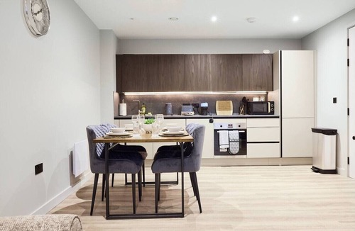 Birmingham City Centre Apartment | Central Birmingham Getaway: Luxury 2-Bedroom, Netflix, Games & Parking