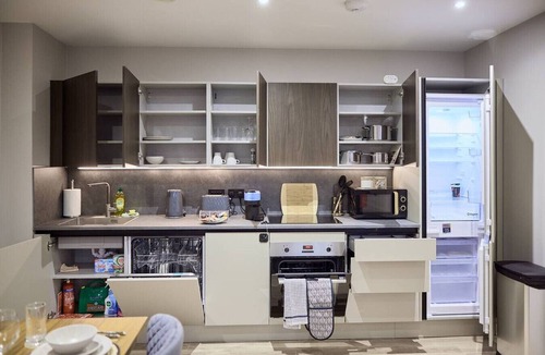 Birmingham City Centre Apartment | Central Birmingham Getaway: Luxury 2-Bedroom, Netflix, Games & Parking