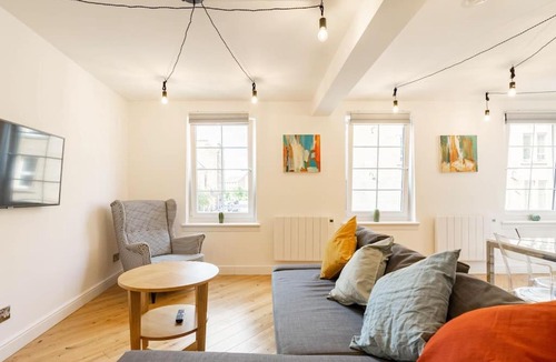 Dalry Apartment | Central, Bright 2 Bed Flat