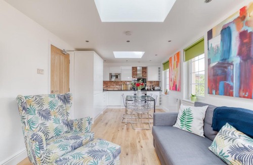 Dalry Apartment | Central Bright 3 Bed Flat with Parking
