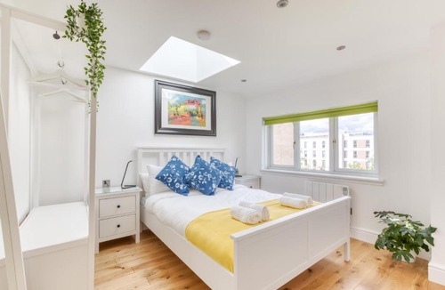Dalry Apartment | Central Bright 3 Bed Flat with Parking