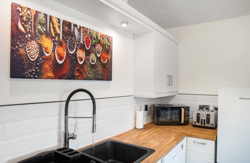 Derby Apartment | Central Derby 2-Bed | Arcade, Free Parking, King Bed & Ultrafast Wi-Fi