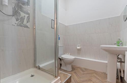 Dudley Apartment | Central Dudley Studio with Smart TV and Parking