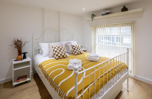 Redcliffe Apartment | Central Flat-2Bedrooms-2Bath-By FabAccommodation
