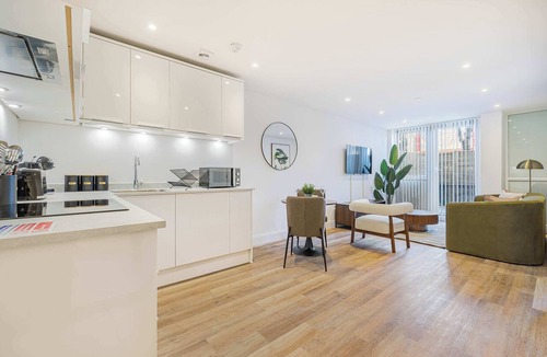 Gravesend Apartment | Central Gravesend 1BR - Wi-Fi & Kitchen - Sleeps 2