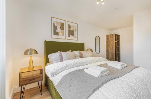 Gravesend Apartment | Central Gravesend 1BR - Wi-Fi & Kitchen - Sleeps 2
