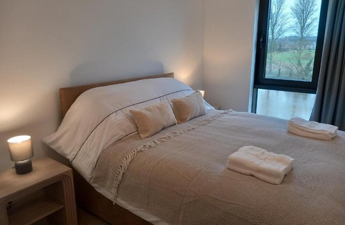 Nottingham Apartment | Central Modern and Spacious River view Apartment with parking