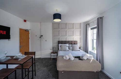 Neath Apartment | Central Neath - Kitchen - Smart TV - Work Stay