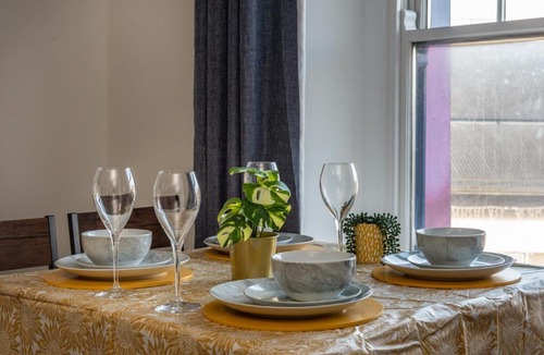 Neath Apartment | Central Neath - Kitchen - Smart TV - Work Stay