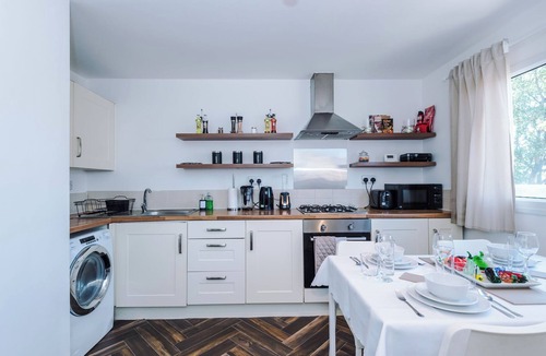 Nottingham House | Central Nottingham 3 Bed House with Driveway