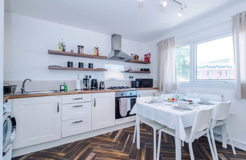 Nottingham House | Central Nottingham 3 Bed House with Driveway