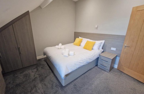 Reading City Centre Apartment | Central Reading Modern 3BR flat - Walk to station and high street