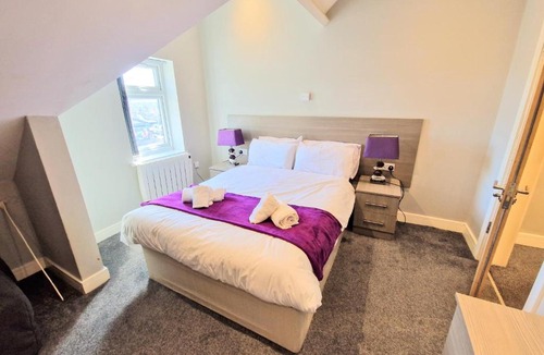 Reading City Centre Apartment | Central Reading Modern 3BR flat - Walk to station and high street