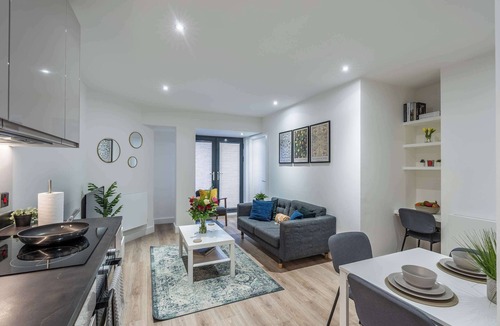 Barnt Green Apartment | Central Solihull 1-Bed | Parking WiFi NEC