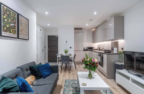 Barnt Green Apartment | Central Solihull 1-Bed | Parking WiFi NEC