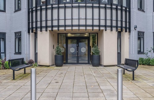 Barnt Green Apartment | Central Solihull 1-Bed | Parking WiFi NEC