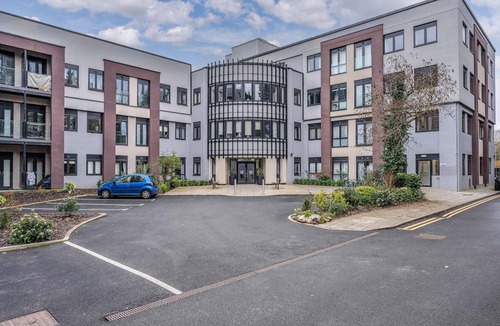Barnt Green Apartment | Central Solihull 1-Bed | Parking WiFi NEC