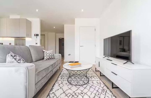 Barnt Green Apartment | Central Solihull 2-Bed | Parking WiFi NEC