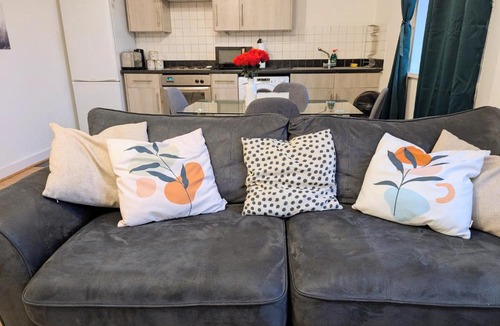 Southampton City Centre Apartment | Central Southampton 2BR Work and Family Stay with Parking