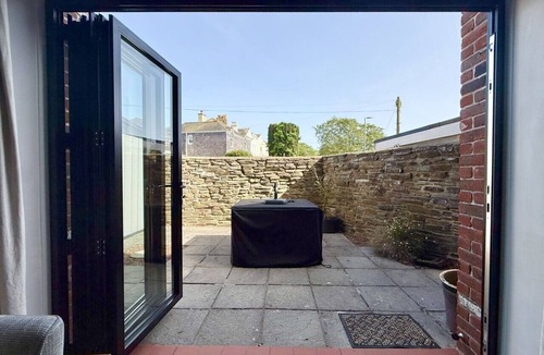 Kingsbridge Apartment | Central Spacious Ground Floor Flat with Courtyard