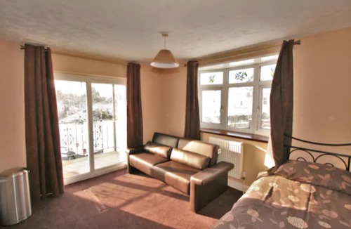 Cheltenham Hotel | Central Studios Gloucester Road by Rooms Booked - Free Parking