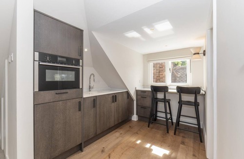 Surbiton Hill Apartment | Central Surbiton Studio | Walk to Station - Pass the Keys