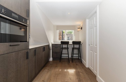Surbiton Hill Apartment | Central Surbiton Studio | Walk to Station - Pass the Keys