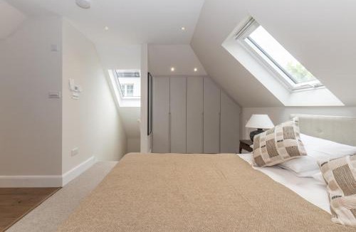 Surbiton Hill Apartment | Central Surbiton Studio Walk to Station - Pass the Keys