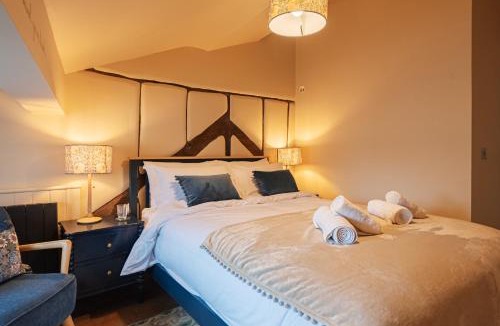 Whitchurch Apartment | Central Whitchurch - Lowcross House Guest Bedroom 6