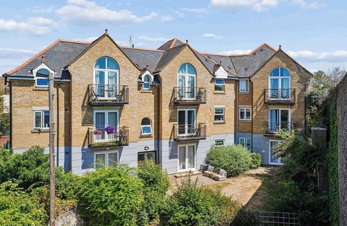 Windsor Apartment | Central Windsor 1 Bed Apt & Parking - By Tempstay