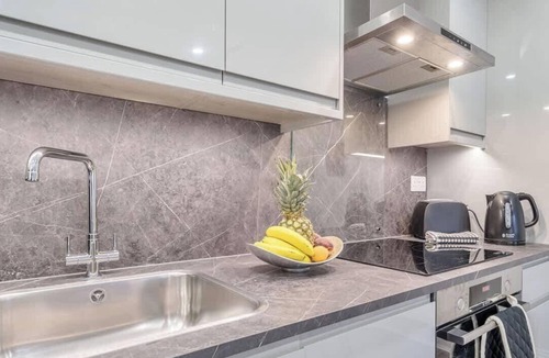 Windsor City Centre Apartment | Central Windsor 1BR | Steps from Attractions